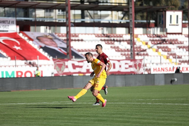 İlhan Parlak Ceza Sahasına Girer Girmez kalecinin yanından şutunu attı.