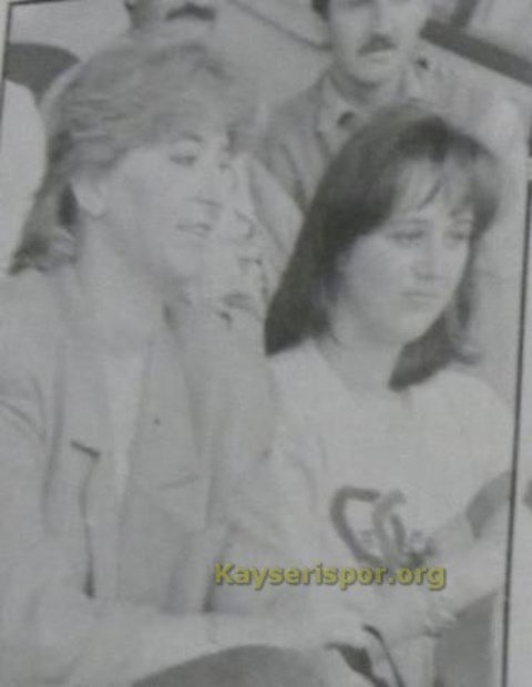 Sezon açılışına gelen Kayserispor'lu bayan taraftarlar. 1990'lı yılların modası ve saç kesimleri