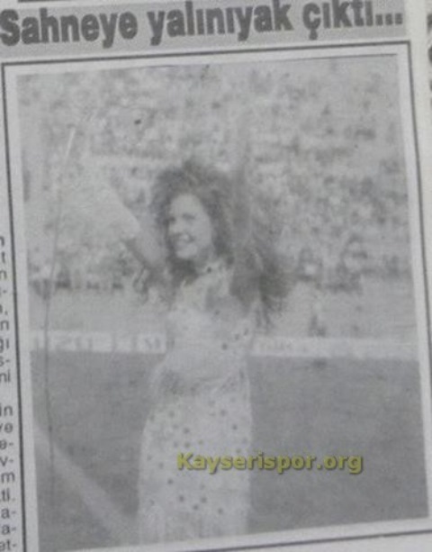 Söylediği şarkılılar ile tribünleri çoşturan Sanatçı Çiğdem Ateş