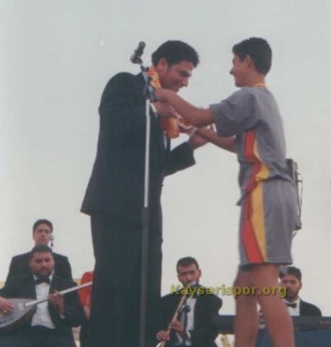 Hakan Taşıyan 1993'lü yıllarda Hakan Taşıyan Müslüm Gürses'e benzeyen ses sitili ile gündeme gelmişti