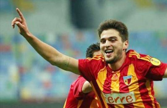 Kayserispor'dan 2 defa futbolculara kırmızı kart gösterdi.