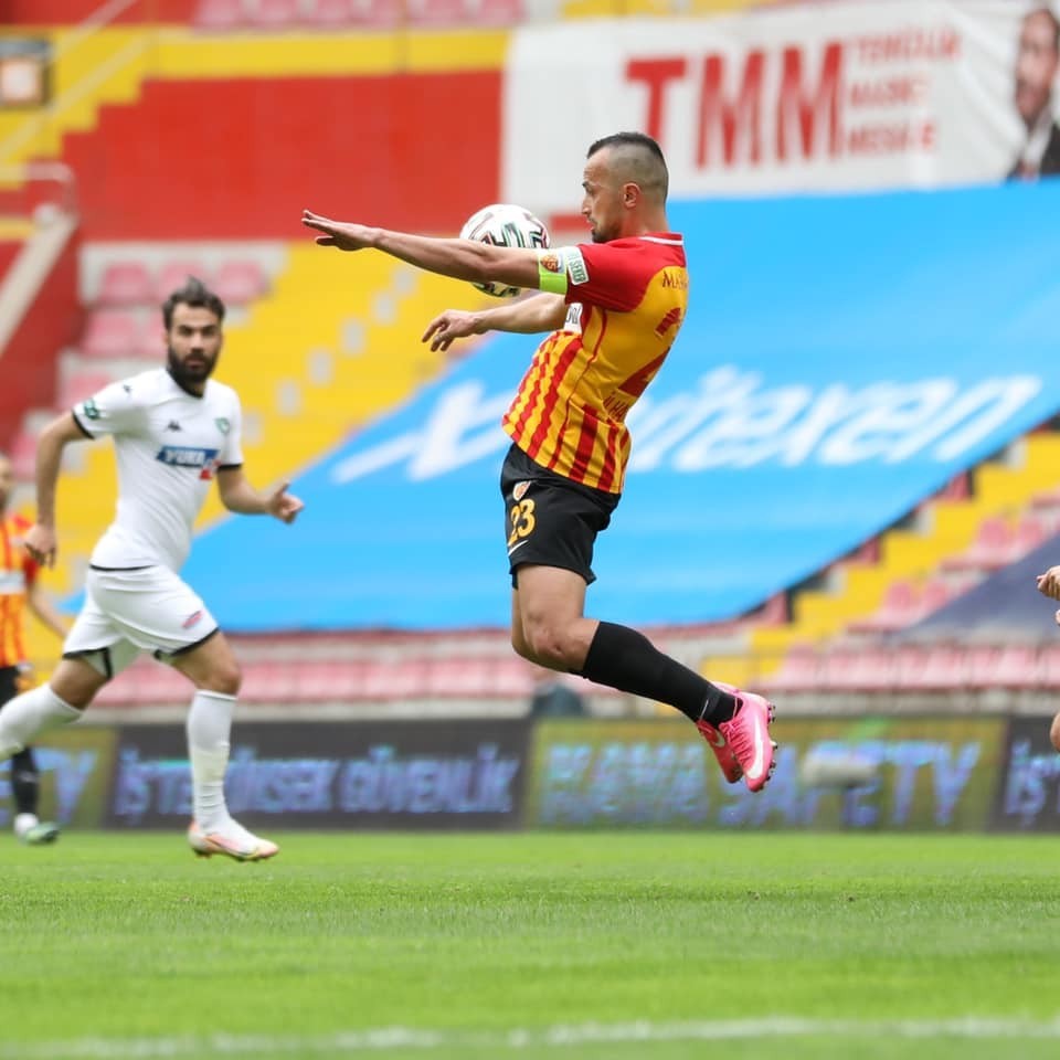 23 Kaptan İlhan Parlak