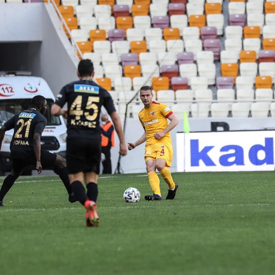 #21 Moryke Fofana #45 Karim Hafes #4 Dimitrios Kolovetsios