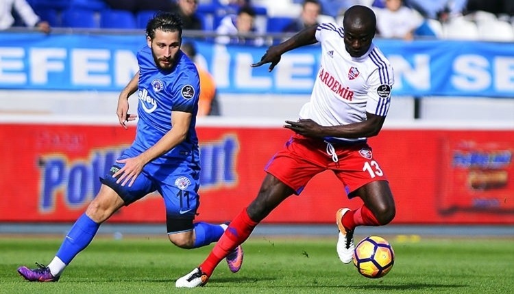 Rakip takımlara 5 defa futbolculara kırmızı kart gösterdi.