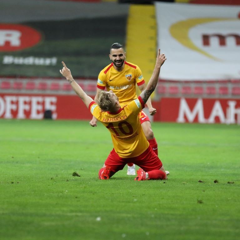 #10 Pedro Henrique #21 Aziz Behich Gol sevinci