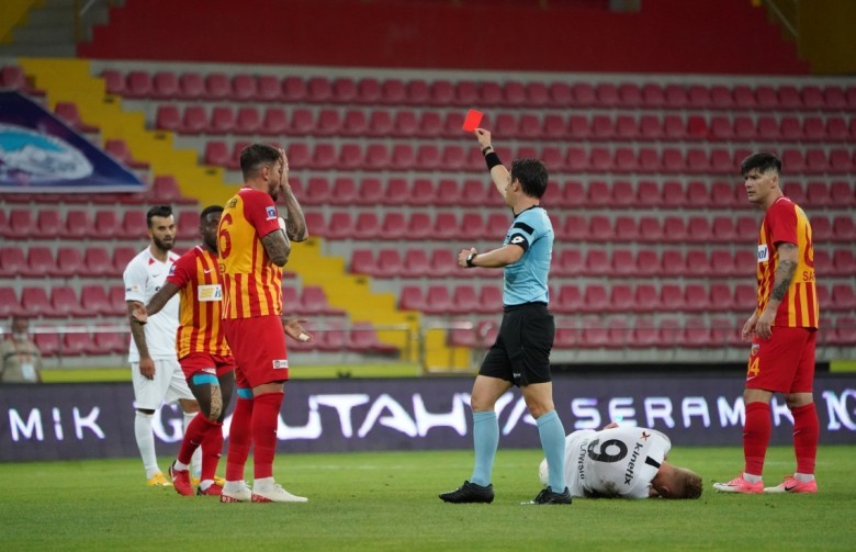 HAKEM HALİL UMUT MELER'DEN KIRMIZI KART GÖSTERİLERİ