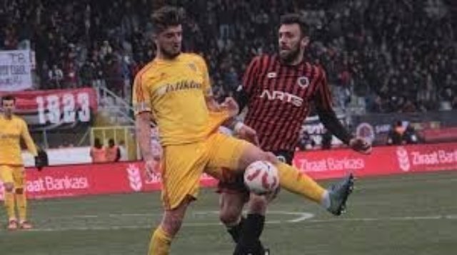 Kayserispor Efe Halil Özarslan ile yollarını ayırdı.