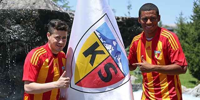 Kayserispor, Vanderley ve Diego Lopes'e resmi imzaları attırdı.