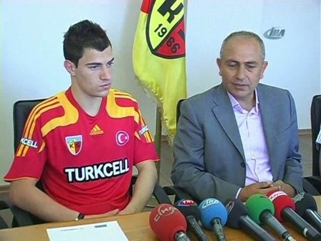 Kayserispor'un James Troisi ile yapılan İmza Töreni