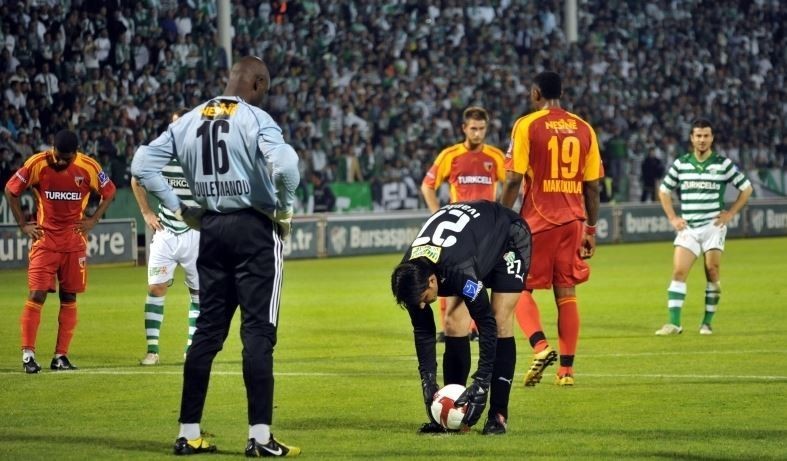 2009-2010 Tarihte O An Penaltı Kalede Souleymanou ve Karşısında Dimitar İvankov