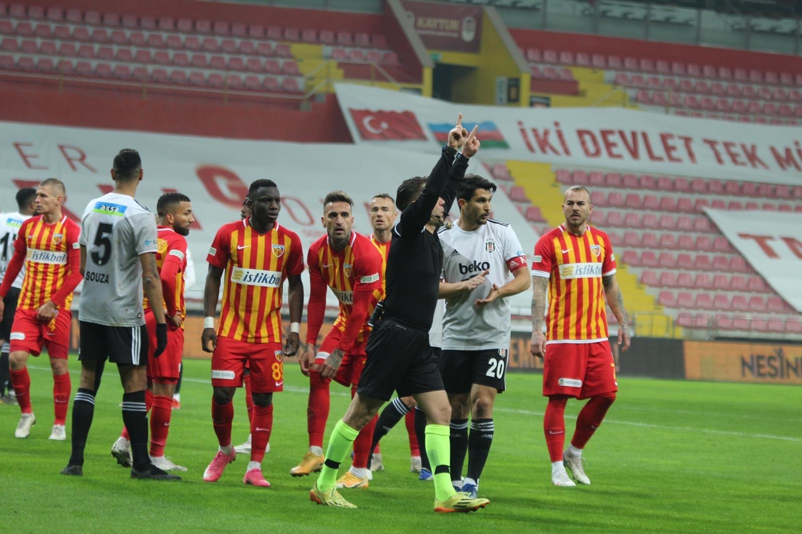 Kayserispor ve Beşiktaş'ta Sakat ve Cezalı Futbolcular