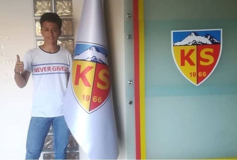 Kayserispor, Altyapıdan Ahmet Zekeriyya Kartal ile Profesyonel Sözleşme İmzaladı.