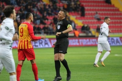Yeni Malatyaspor-Kayserispor Maçını Hüseyin Göçek Yönetecek.