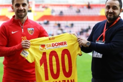 Kayserispor'lu Ramazan Civelek'e 100.Maç Plaketi Verildi.